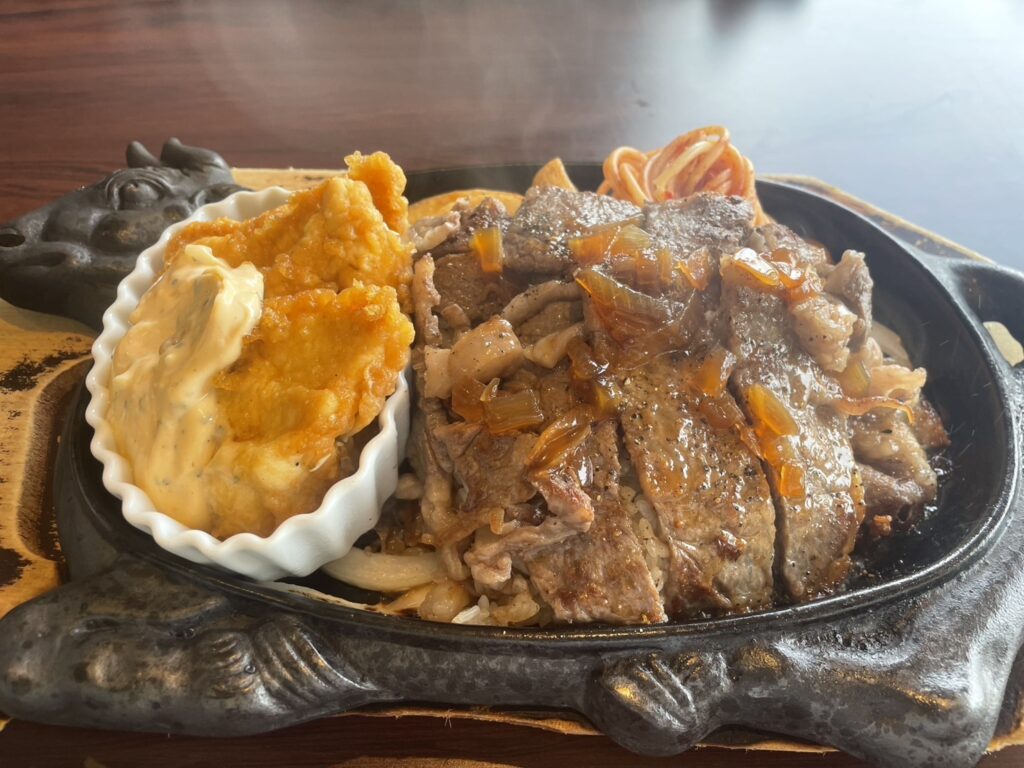 今回、出北店のオススメはコレ！！リブロースステーキライス&チキン南蛮